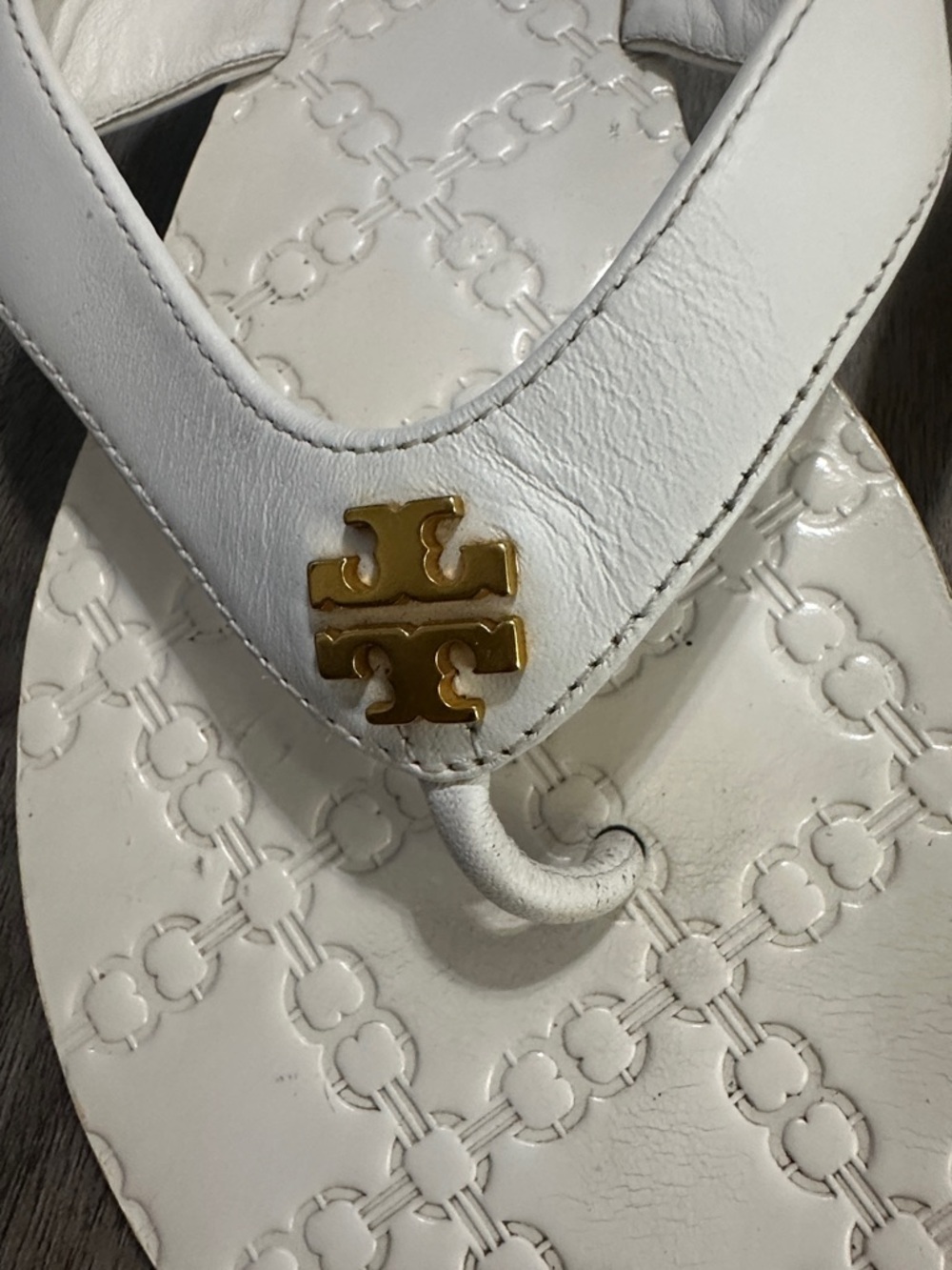 Tory Burch White Leather Logo Thong Sandals with Gold Emblem - Picture 9 of 11